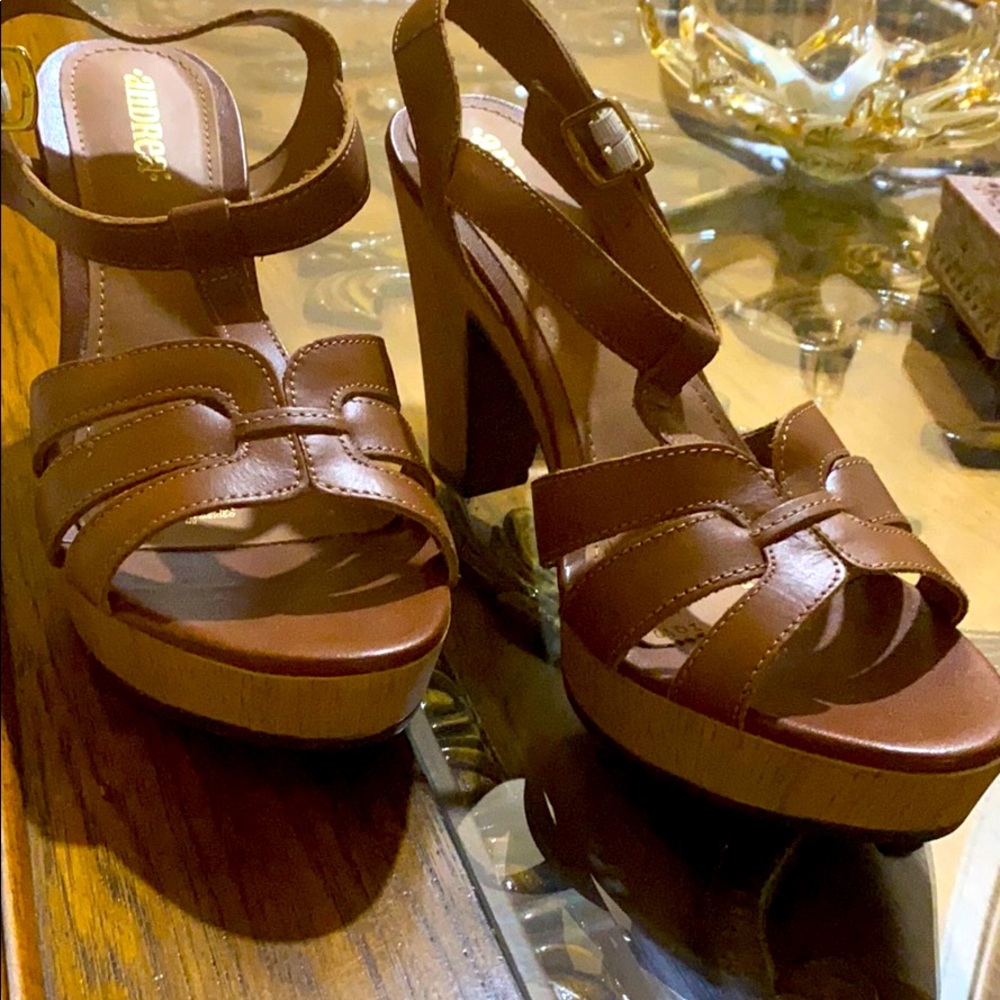 Andrea sandals